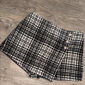 Forever 21 Plaid Black and White Women skirt/ skort size L